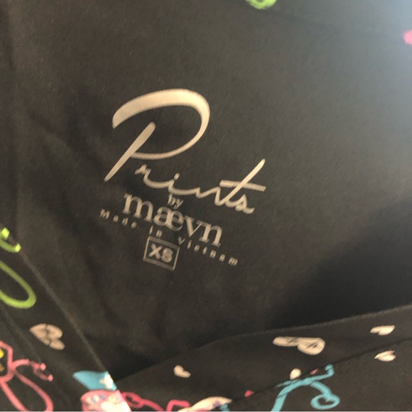 NWT Prints by Maevn Sugar Skull Print short sleeve v neck scrub top Size XS - Picture 7 of 7